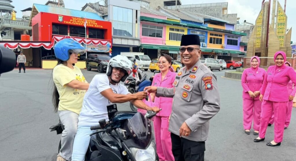 Jumat Berkah, Polsek Tanjungpinang Kota Bagikan 100 Paket Makan Siang kepada Warga