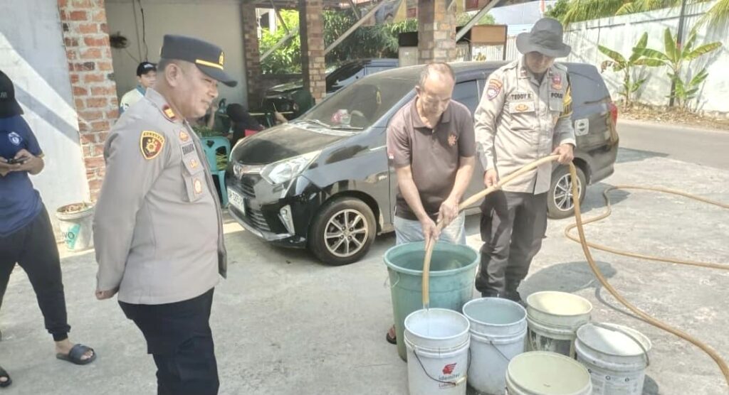 Kapolsek Tanjungpinang Kota Pimpin Penyaluran 5.000 Liter Air Bersih untuk Warga Kampung Bugis