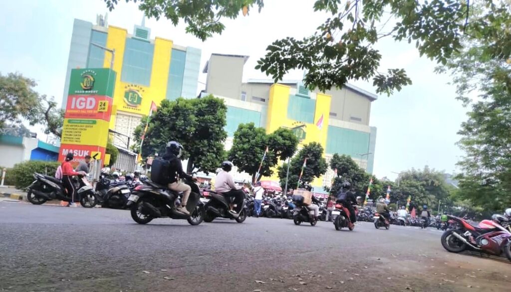 Parkir Liar Kembali Muncul di Depan RS Hermina Daan Mogot, Warga Minta Penertiban Berkelanjutan