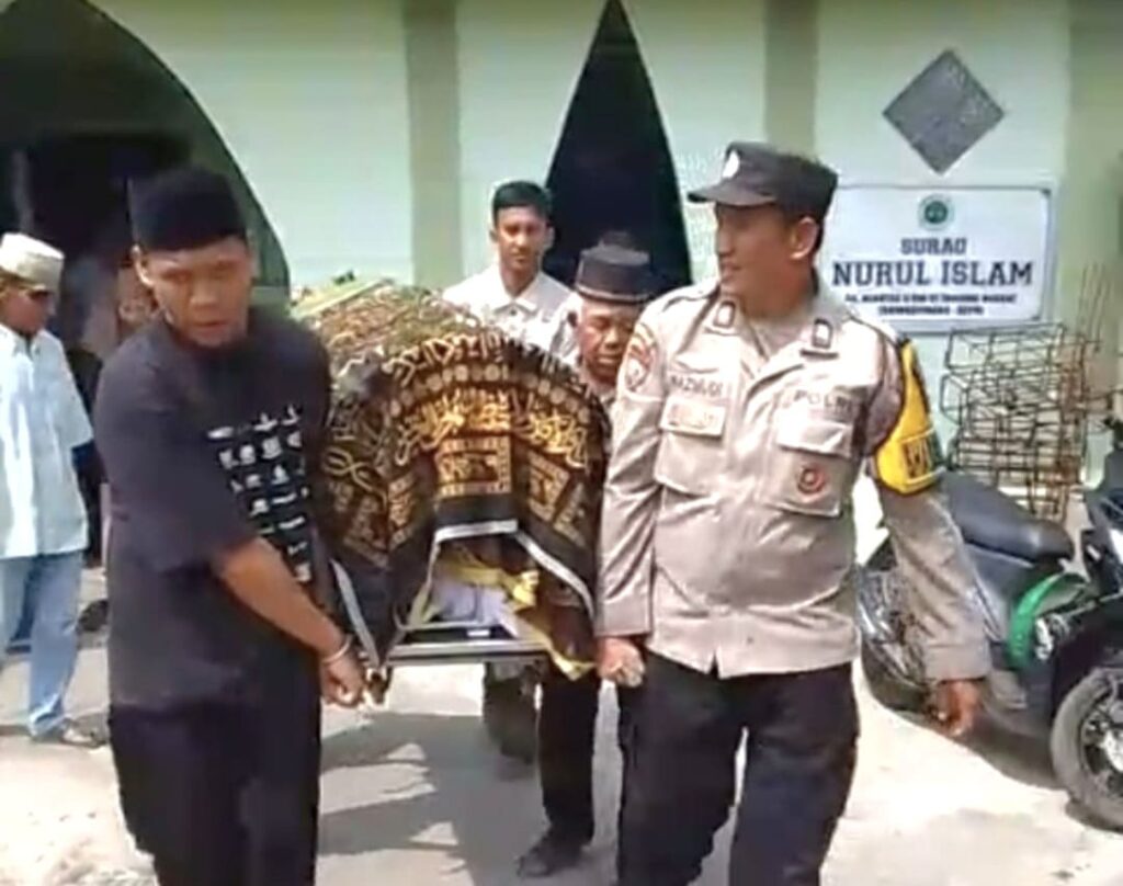Bhabinkamtibmas Tanjung Unggat Takziah dan Bantu Keluarga yang Berduka