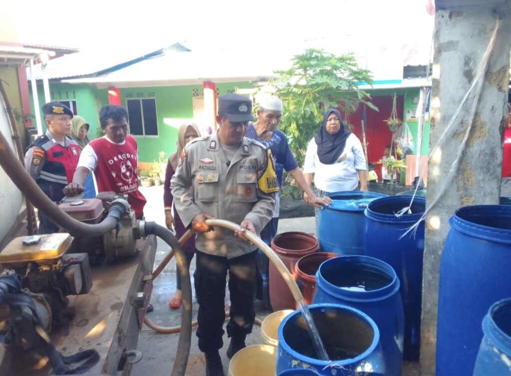 Polsek Bukit Bestari Salurkan 5.000 Liter Air Bersih kepada Warga Tanjung Unggat
