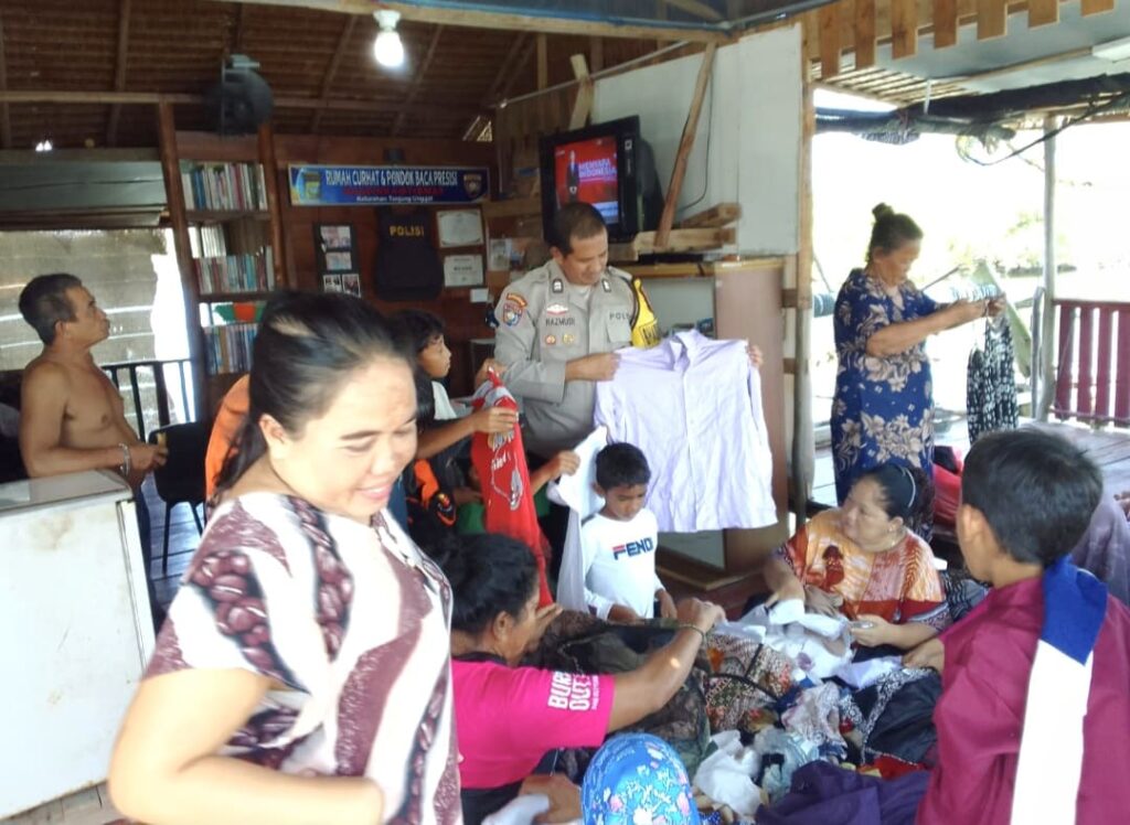 Bhabinkamtibmas Tanjung Unggat Bagikan Pakaian Layak Pakai kepada Warga Pesisir