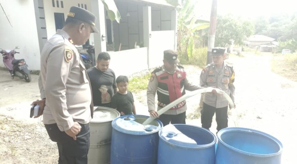 Polsek Tanjungpinang Kota Salurkan 5.000 Liter Air Bersih untuk Warga Senggarang