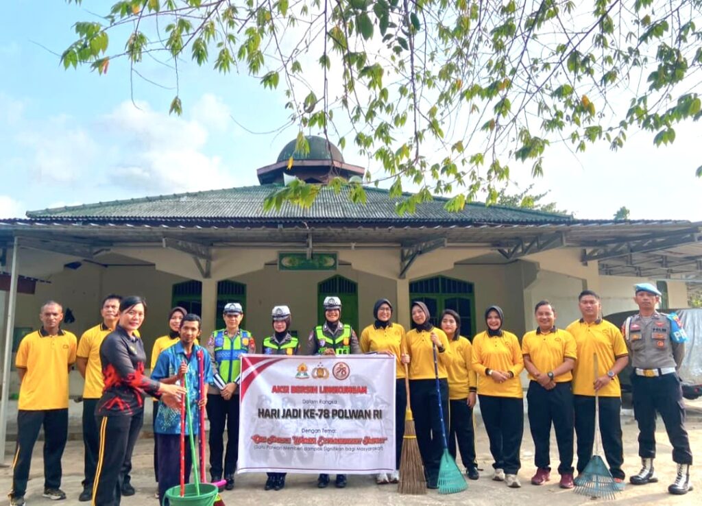 Sambut Hari Jadi ke-78, Polwan Polresta Tanjungpinang Bersihkan Masjid Al’ala