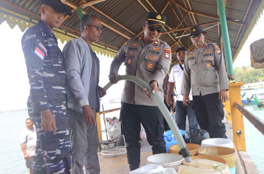 Kemarau Dua Bulan, Polsek Tanjungpinang Kota Salurkan 25 Ton Air Bersih ke Pulau Penyengat