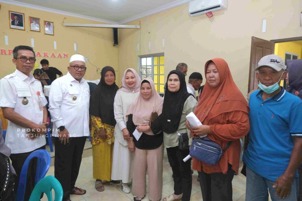 Tinjau Penyaluran Bantuan Beras, Lis Darmansyah Minta Warga Laporkan jika Rusak