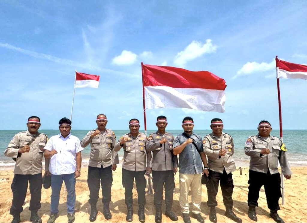 Sambut HUT ke-81 RI, Polisi Kibarkan Merah Putih di Pulau Paku Tanjungpinang