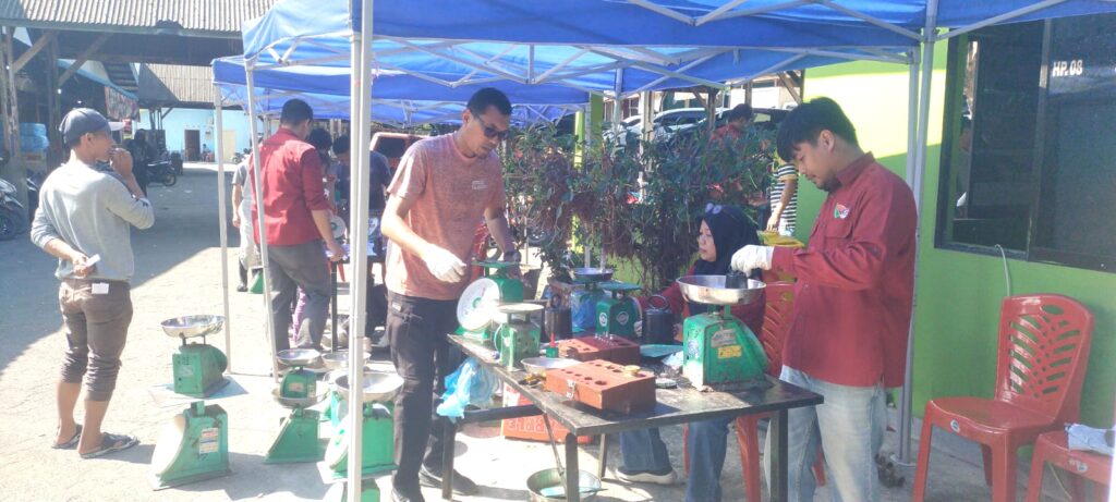 Lindungi Konsumen, Disdagin Tanjungpinang Tera Ulang Timbangan Pedagang Bintan Center