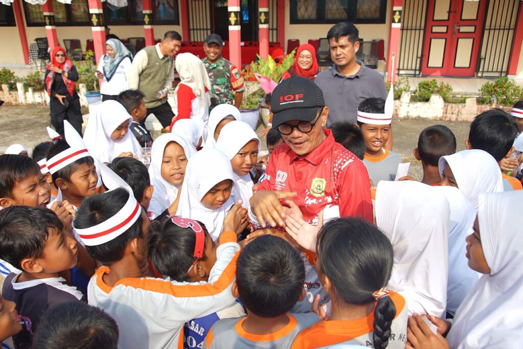 Hadiri Jalan Santai SDN 004, Raja Ariza Ajak Siswa Perkuat Persatuan Sejak Dini