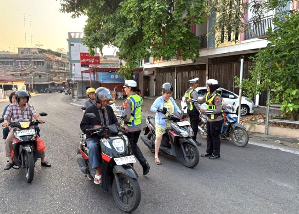 Bagikan Brosur di Jalan Teratai, Satlantas Tanjungpinang Ajak Warga Tertib Berlalu Lintas