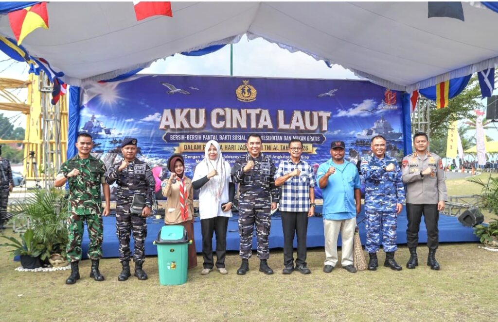 HUT ke-81 TNI AL, Koarmada I dan Pemko Tanjungpinang Bersihkan Pesisir Tugu Sirih