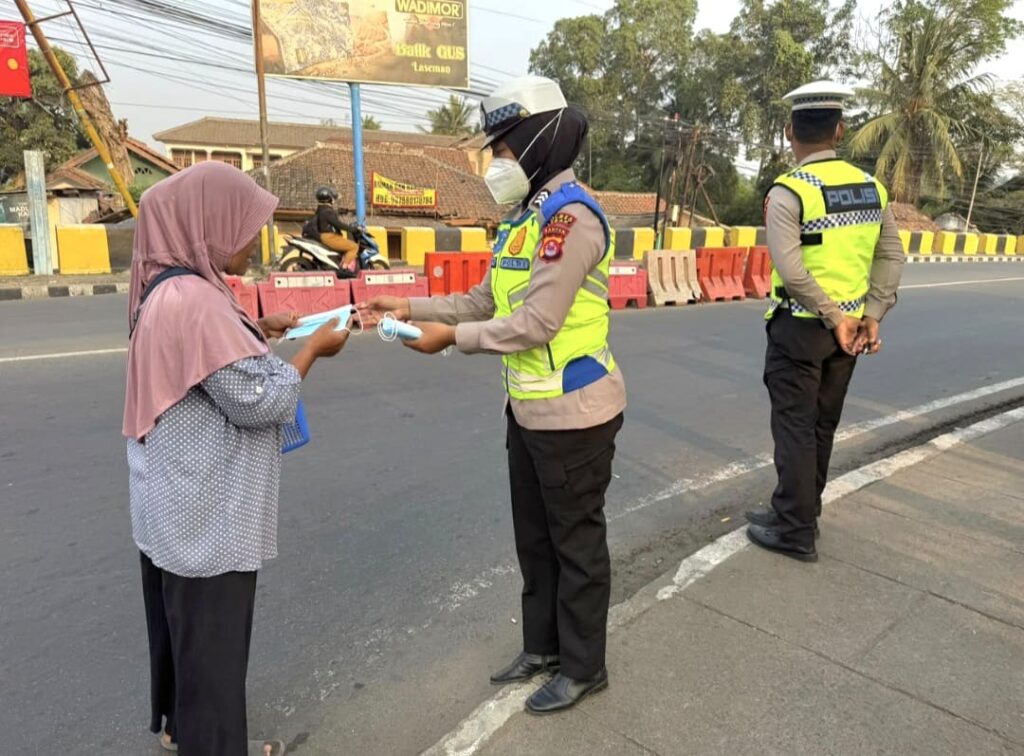 Polwan Polres Lebak Bagikan Masker, Antisipasi Dampak Abu Vulkanik Anak Krakatau