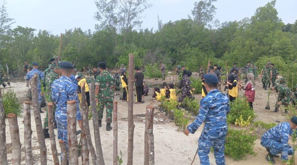Sambut HUT ke-81 TNI, TNI-Polri dan Pelajar Tanam Mangrove di Pesisir Bintan