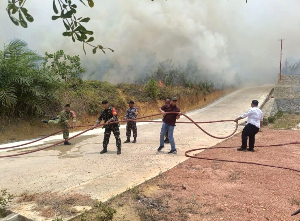 Danramil 02/Bintan Timur Pimpin Penanganan Kebakaran Lahan 4 Hektare di Bintan