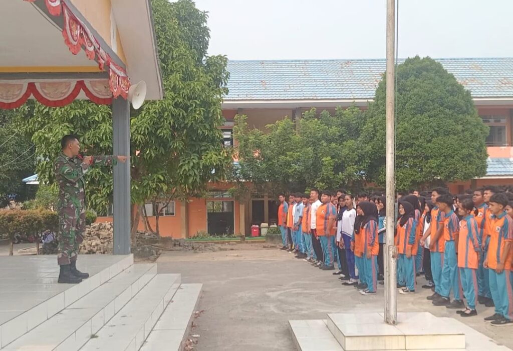 Babinsa Sungai Lekop Tanamkan Disiplin dan Nasionalisme kepada Pelajar SMKN 1 Bintan Timur