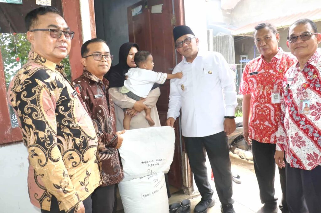 Salurkan Bantuan Pangan, Lis Darmansyah Temukan Data Warga Berubah dari Desil 1 ke Desil 9
