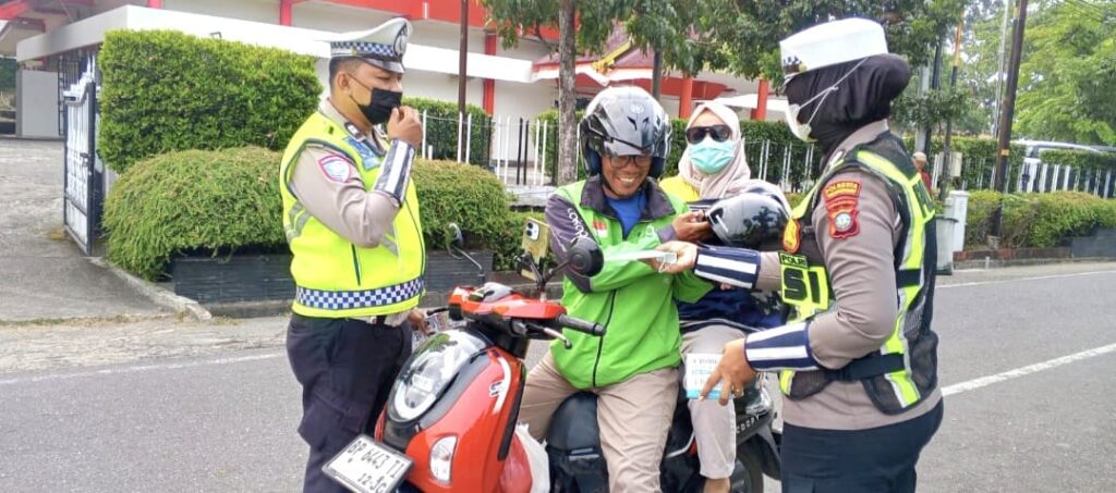 Kabut Asap Selimuti Tanjungpinang, Satlantas Bagikan 500 Masker kepada Pengguna Jalan