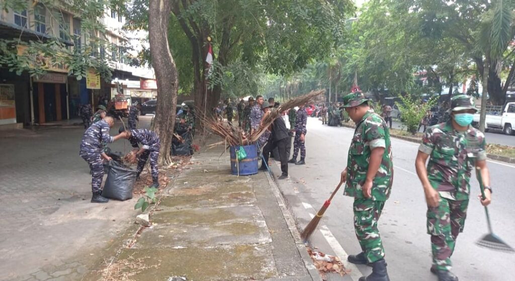Sambut HUT ke-81 TNI, Kodim 0315/Tanjungpinang Bersihkan Pasar dan Fasilitas Umum Bintan Center