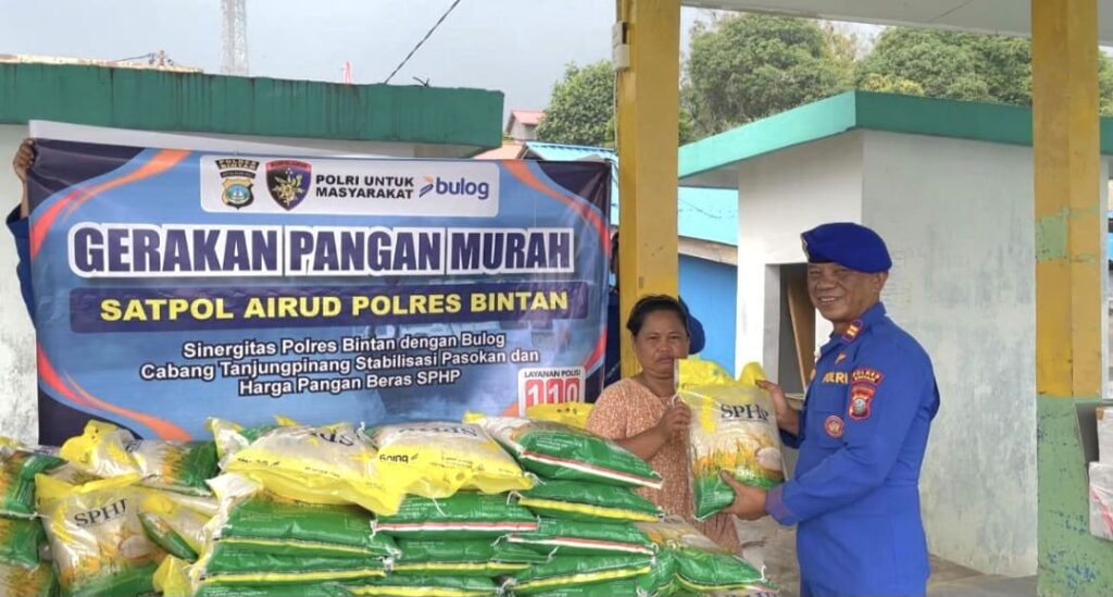 Polres Bintan Salurkan 885 Kilogram Beras Murah untuk Warga Pesisir Desa Kelong