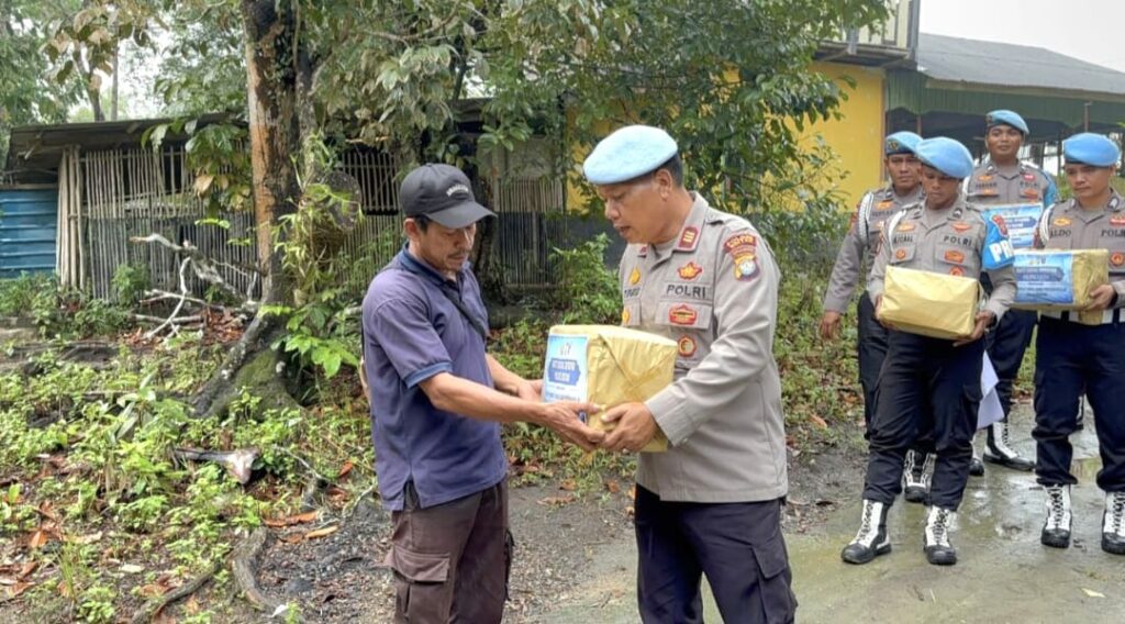 Sambut Hari Jadi ke-24 Propam Polri, Sipropam Polres Bintan Bagikan Sembako kepada Warga