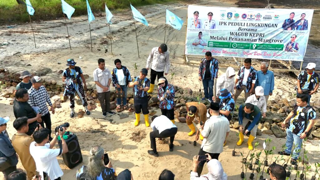 Bersihkan Pantai Vio Vio, Wagub Kepri Apresiasi Kepedulian Lingkungan IPK