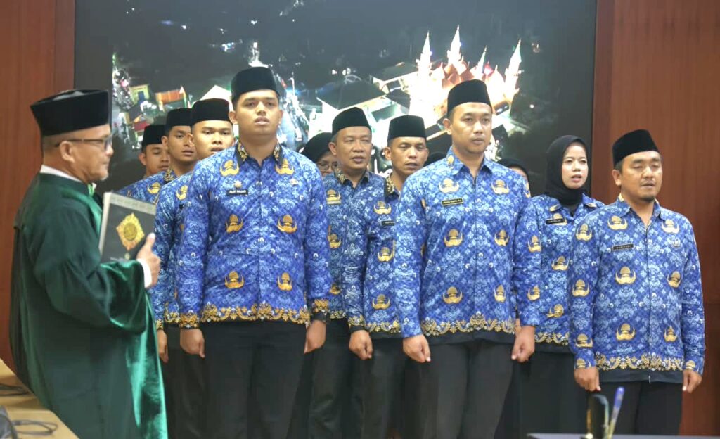 Lantik PNS dan Pejabat Fungsional Pemprov Kepri, Misni Tekankan Semangat Melayani