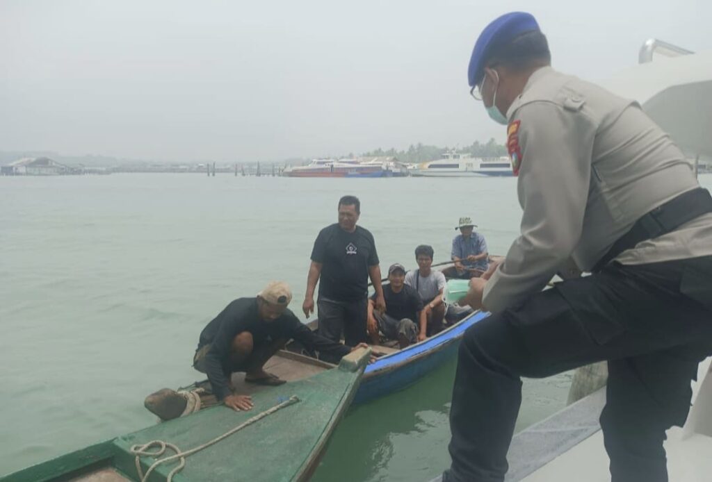 Kabut Asap Kurangi Jarak Pandang, Satpolairud Tanjungpinang Bagikan Masker di Pelantar I