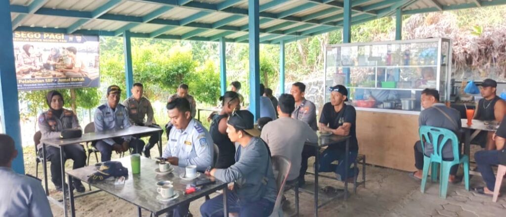 Polsek KKP Tanjungpinang Ajak Sopir dan Buruh Jaga Keamanan Pelabuhan Roro Dompak