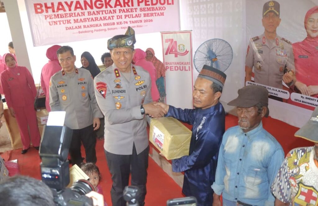 Kapolda Kepri dan Bhayangkari Salurkan Sembako, Tenda dan Kursi untuk Warga Pulau Bertam