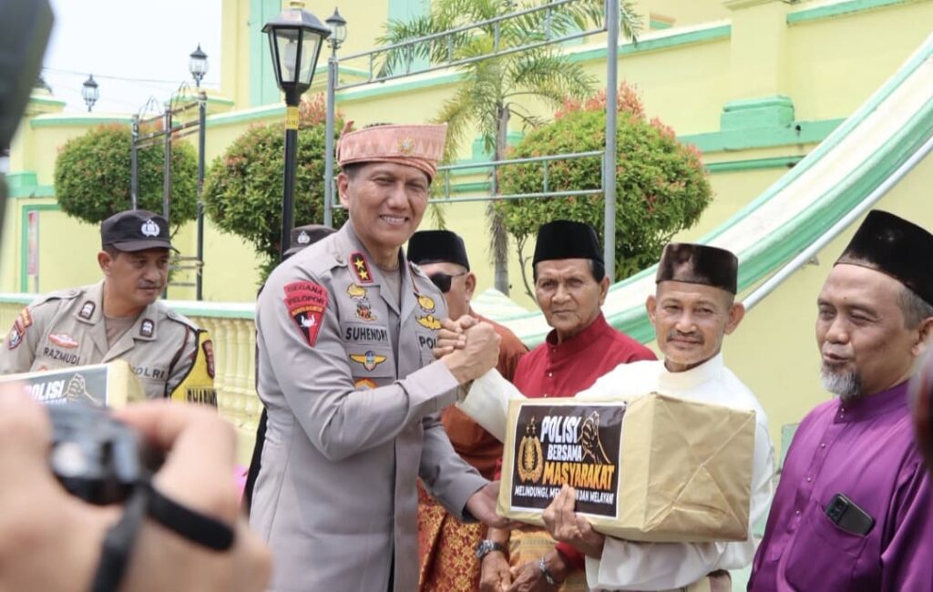 Kapolda Kepri Kunjungi Pulau Penyengat, Salurkan Bansos dan Ajak Warga Jaga Kerukunan