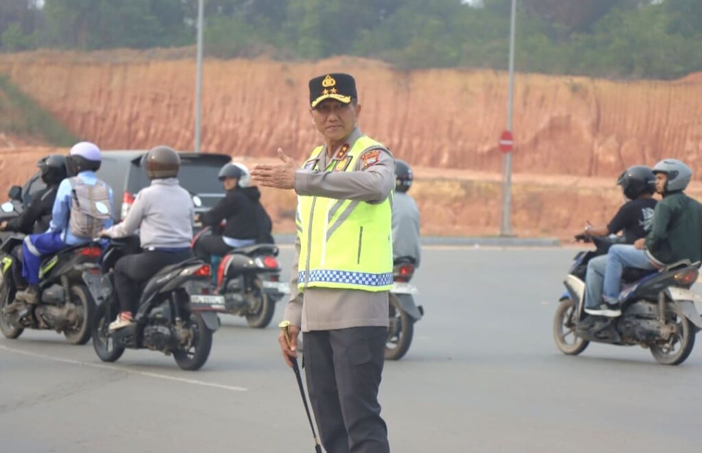 Kapolda dan Wakapolda Kepri Turun Atur Lalu Lintas di Dua Bundaran di Batam