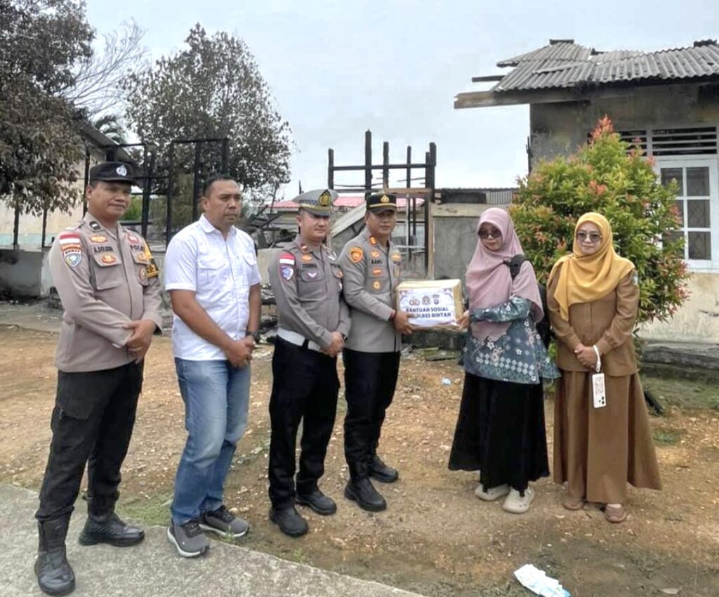 Penghuni Mes SDN 003 Bintan Timur Terima Bantuan Usai Kebakaran, Polisi Siap Bantu Bersihkan Puing