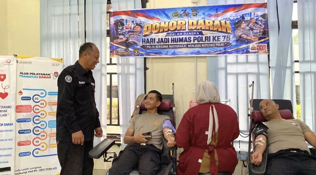 Hari Jadi Humas Polri ke-75, 13 Personel Polres Bintan Ikuti Donor Darah