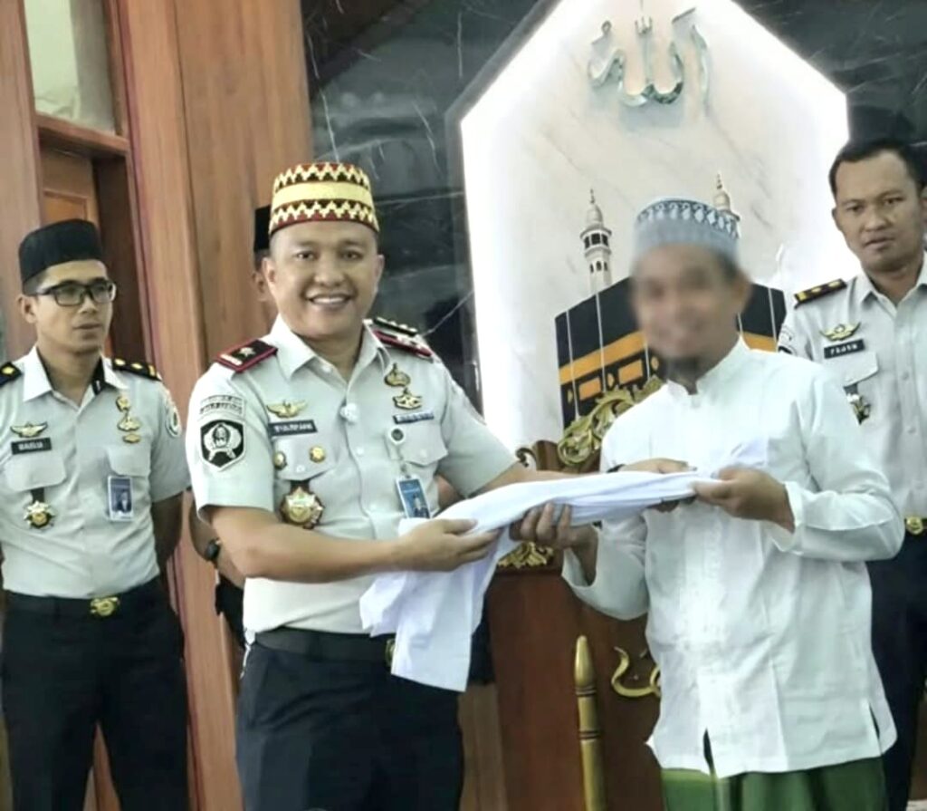 Kalapas Cipinang Bagikan Ratusan Baju Koko, Ajak 750 Santri Jadi Teladan