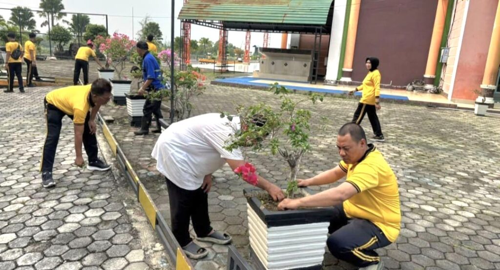 Polsek Bintan Utara Gelar Green Policing di Masjid Baitul Makmur, Ajak Warga Peduli Lingkungan