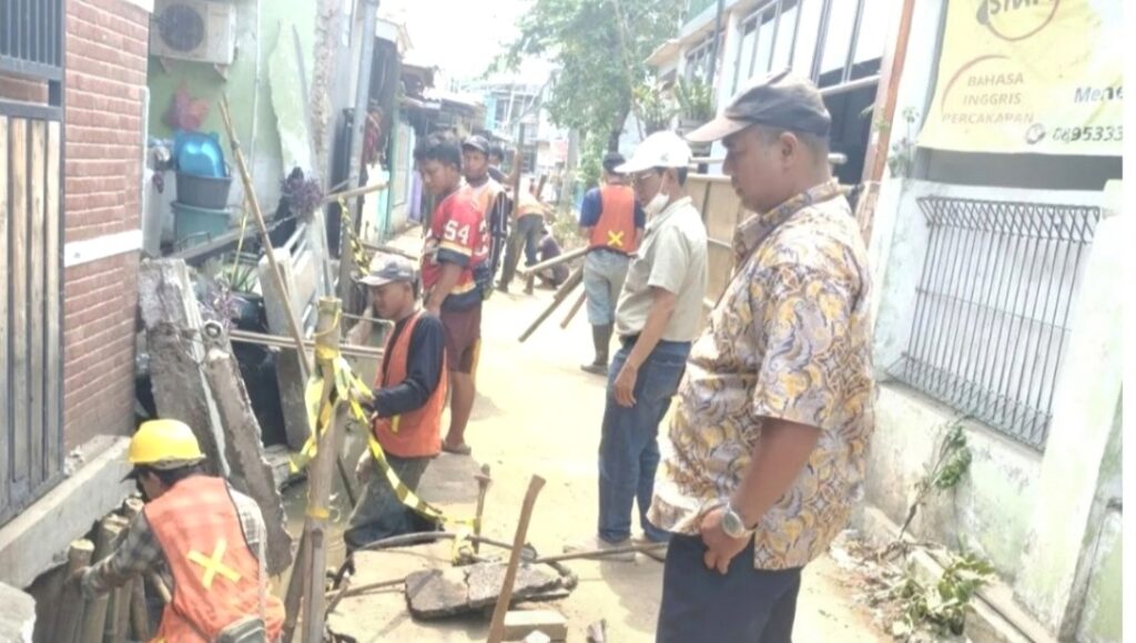 Teras dan Pagar Rumah Warga Ambruk di Lokasi Proyek Saluran, SDA Jakbar Sebut Sudah Ditindaklanjuti